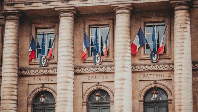 Market reaction during historic political crises in Europe provides key insights ahead of French election