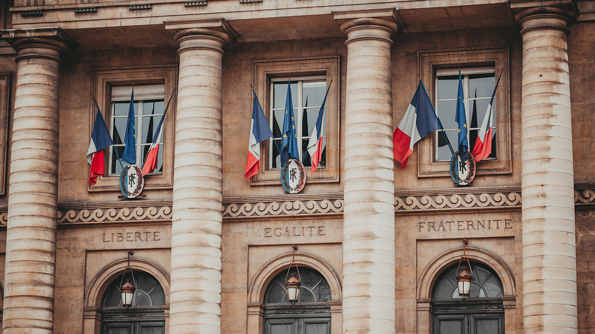 Market reaction during historic political crises in Europe provides key insights ahead of French election